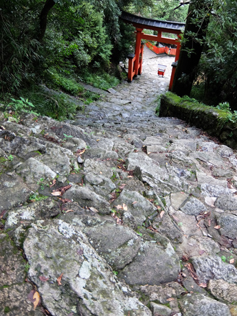 ゴトビキ岩への石段と鳥居