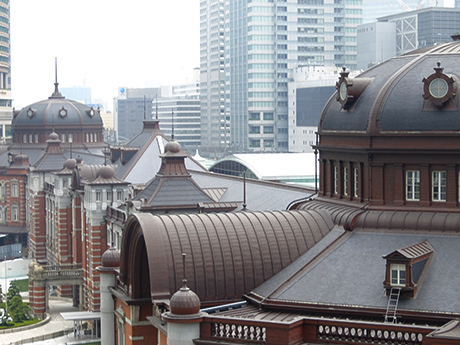 kitteの屋上庭園から見た東京駅の屋根
