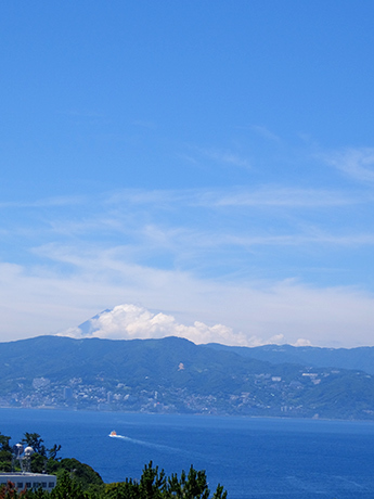 初島灯台から見た熱海と富士山